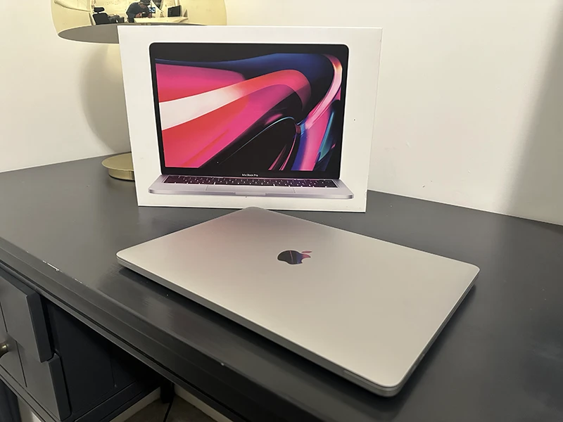 2020 Apple MacBook Air with Apple M1 Chip box